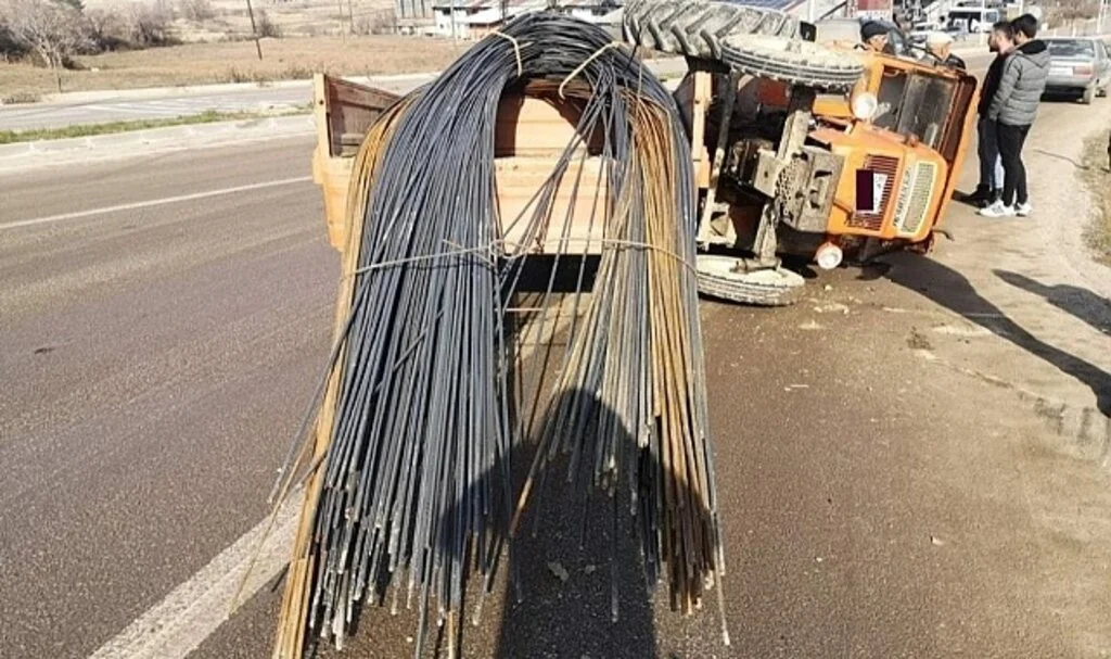 Sinop’ta Traktör Devrildi: 2 Yaralı