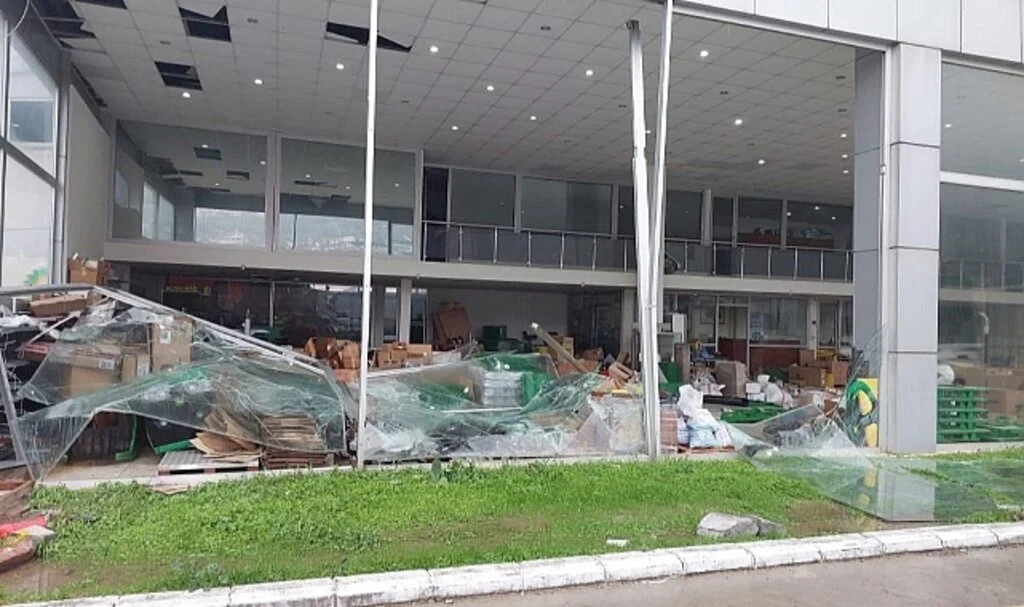 Söke’de Fırtına İşyerinin Camlarını Yerle Bir Etti