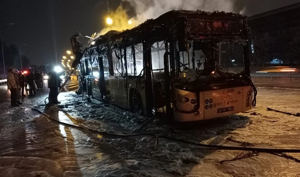 TEM Otoyolunda Alev Alev Yanan İETT Otobüsünde Patlamalar Meydana Geldi