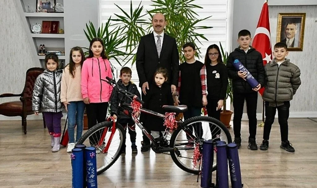 Terme Belediye Başkanı Kılıç'tan Miniklere Karne Hediyesi