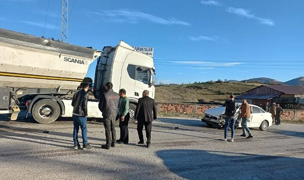Tıra Arkadan Çarptı 