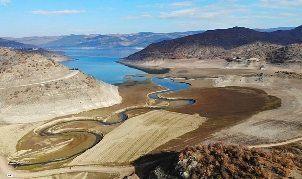Tokat’ta Barajda Sular Çekildi, Toprakta Derin Çatlaklar Oluştu