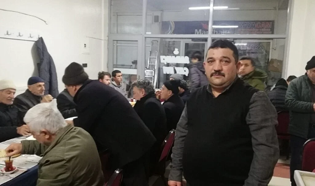 Tokat'ta EYT'den Yararlanan Kişi, Sabah Namazına Gelenlere Kavurma Dağıttı