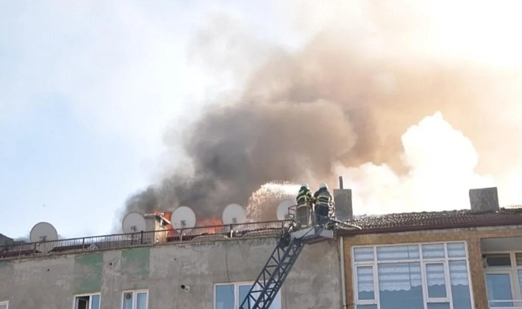 Tokat'ta Valilik Yakınında Korkutan Yangın, Çatı Alev Alev Yandı