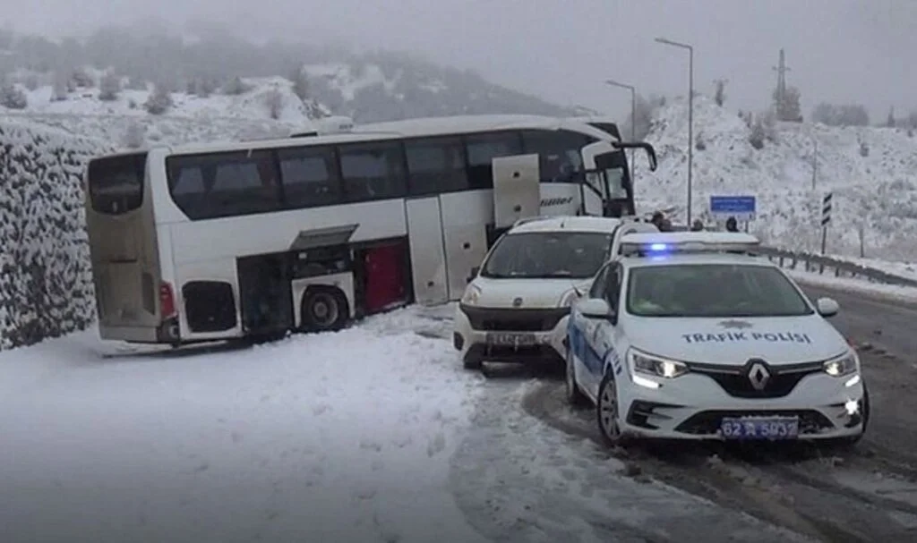 Tunceli’de Kayganlaşan Yolda Kaza! Otobüs Yoldan Çıktı