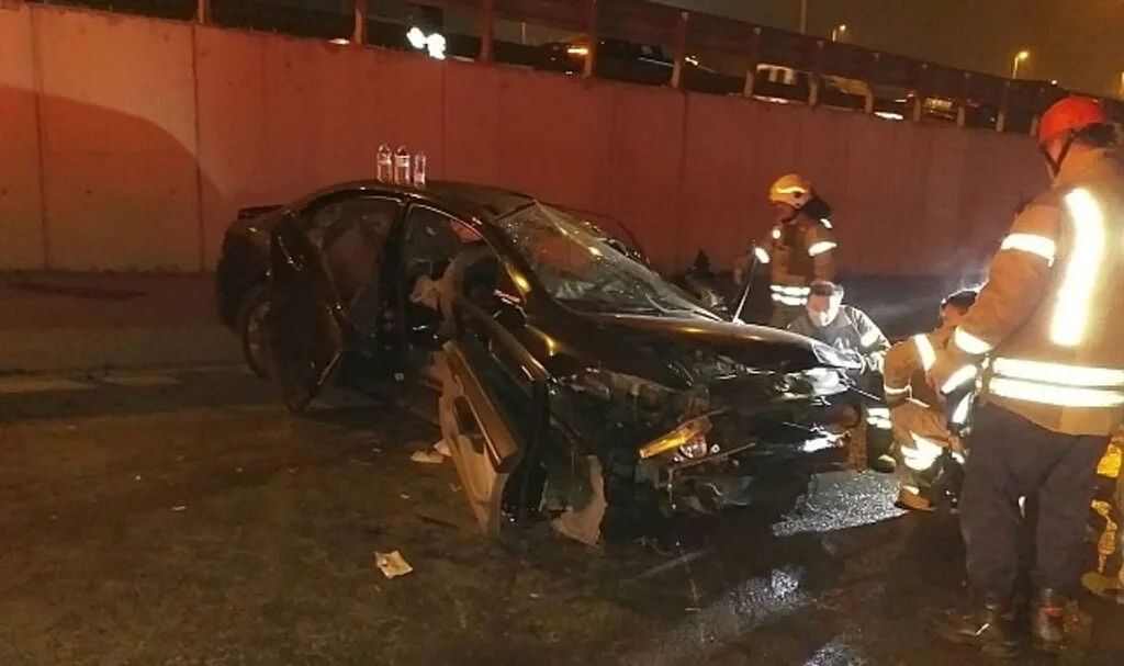 Tuzla'da Makas Atan Otomobilin Çarptığı Araç Yan Yola Uçtu: 1 Ölü, 2 Ağır Yaralı