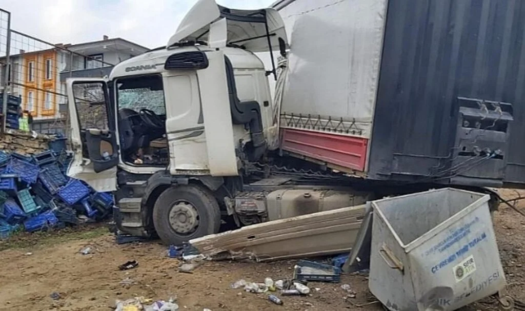 Virajı Alamayan Tır Evin Bahçesine Böyle Girdi