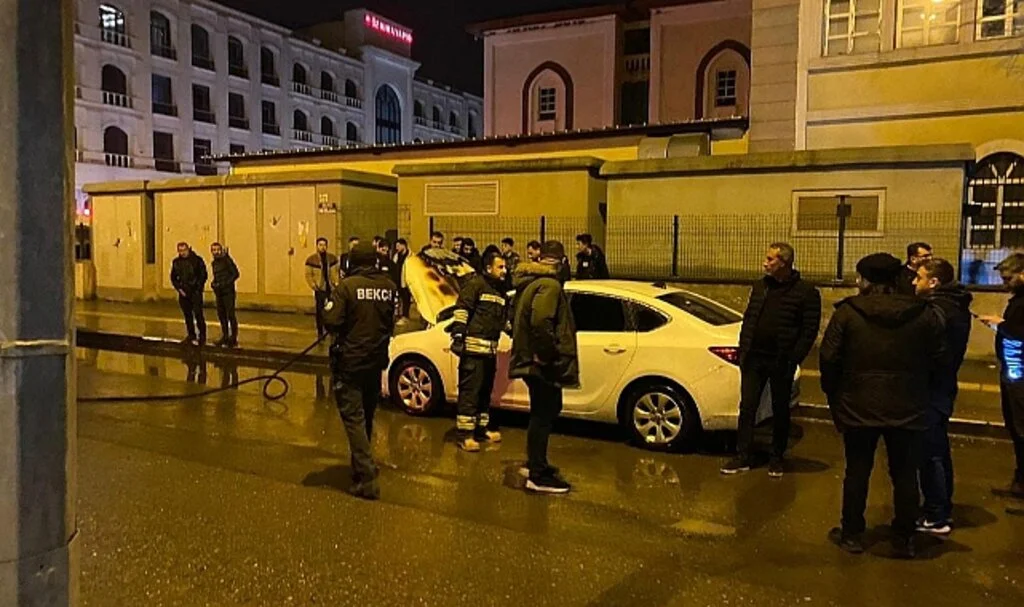 Yanan Otomobili Su Kovalarıyla Söndürmeye Çalıştılar