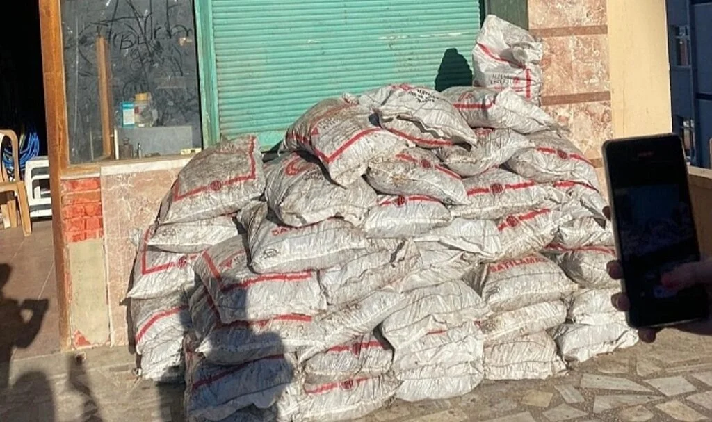 Yardım İçin Verilen Kömürleri Satarken Yakalandı
