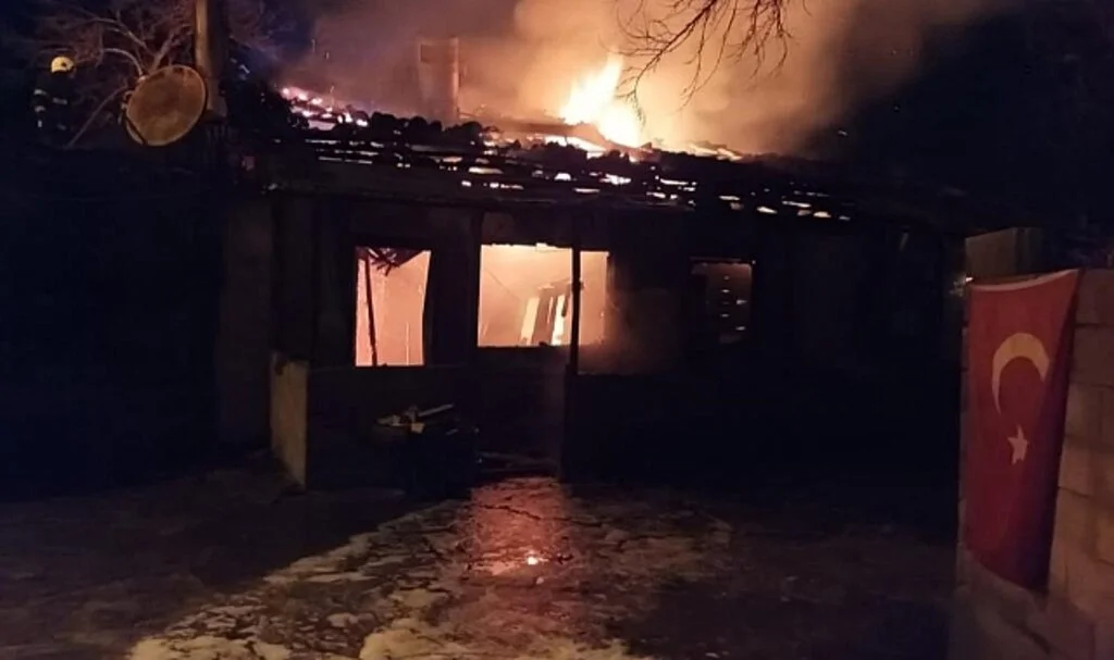 Yeni Yıla Yangınla Girdiler, İki Katlı Evleri Kül Oldu