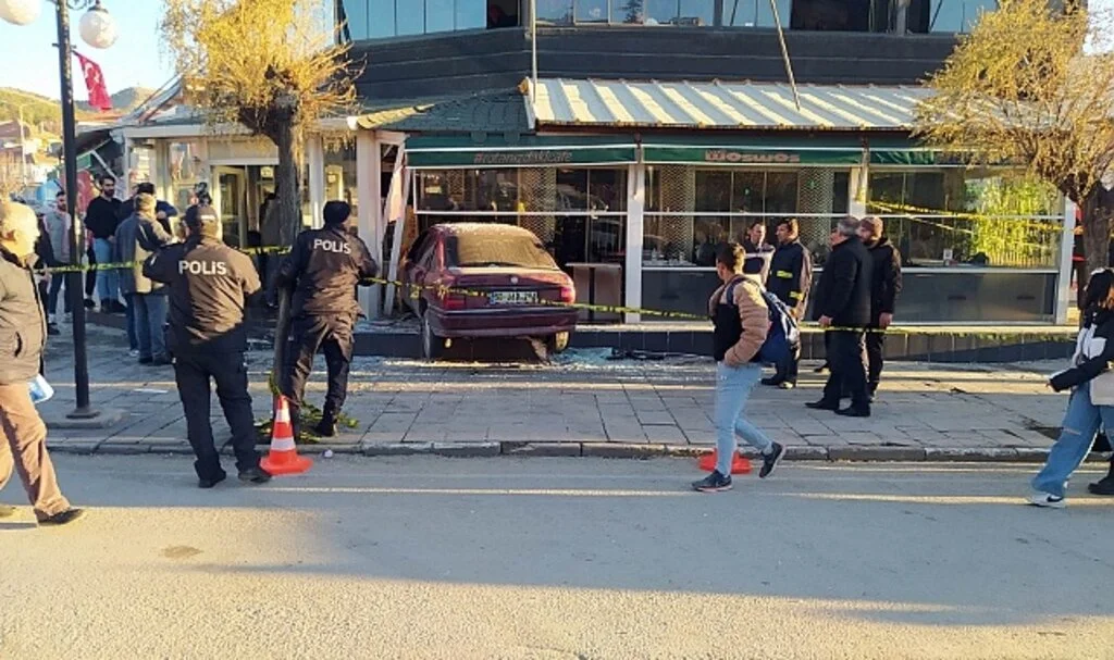 Yozgat’ta Otomobil Kafeye Daldı: 5 Yaralı