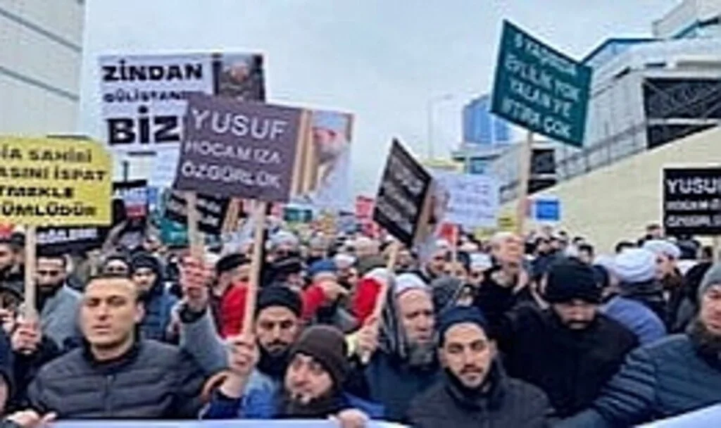 Yusuf Ziya Gümüşel’in Müritlerinden Adliye Önünde “Azgın Azınlık” Sloganı
