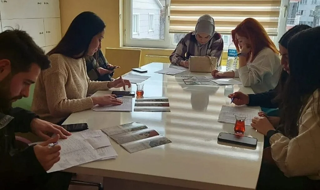 19 Mayıs HEM Depremzedeleri Kurslar Hakkında Bilgilendiriliyor