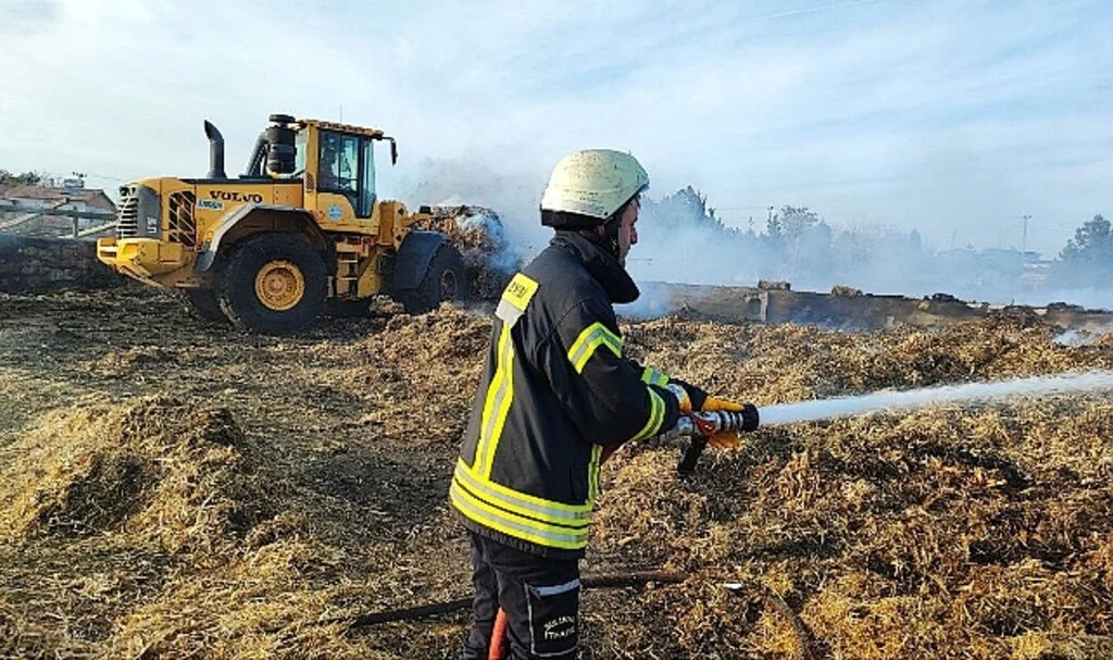 90 Ton Saman Alev Alev Yandı