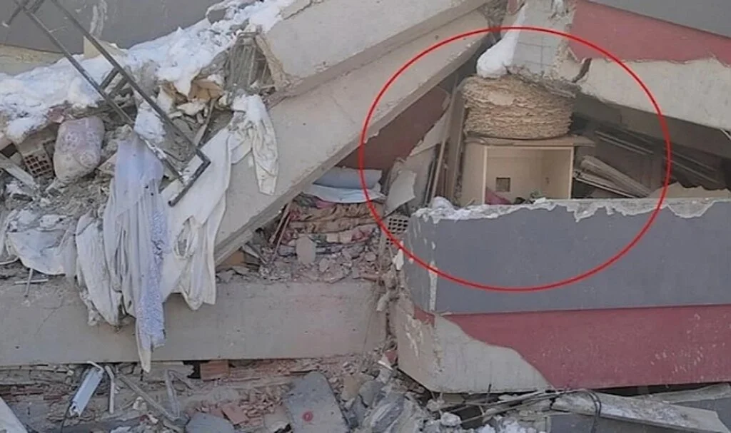 Acısını Paylaştı, Depremin Sembol Fotoğraflarından Biri Oldu… 