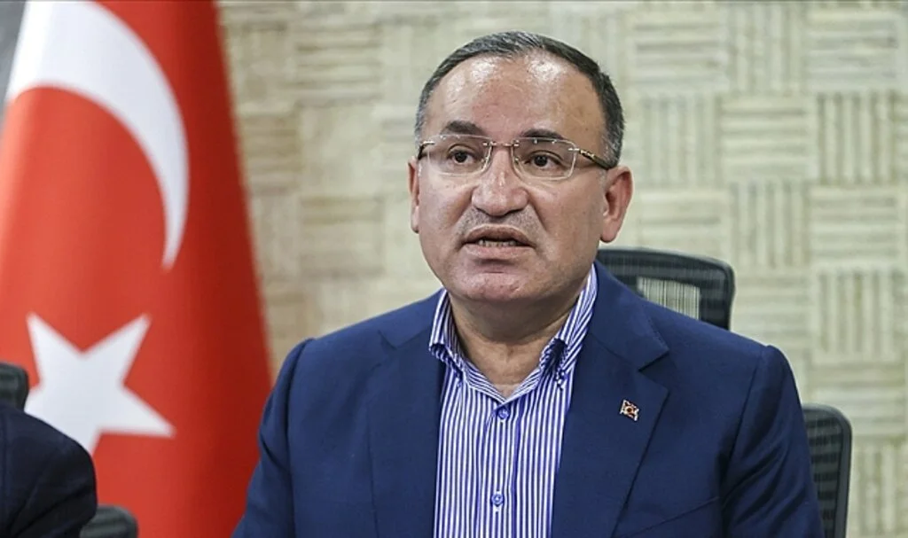 Adalet Bakanı Bozdağ: Depremde yıkılan binalarla ilgili soruşturmalarda 184 şüpheli tutuklandı