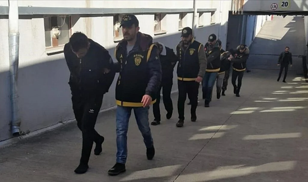 Adana'da Deprem Bölgelerinde Hırsızlık Yapan 10 Şüpheli Tutuklandı