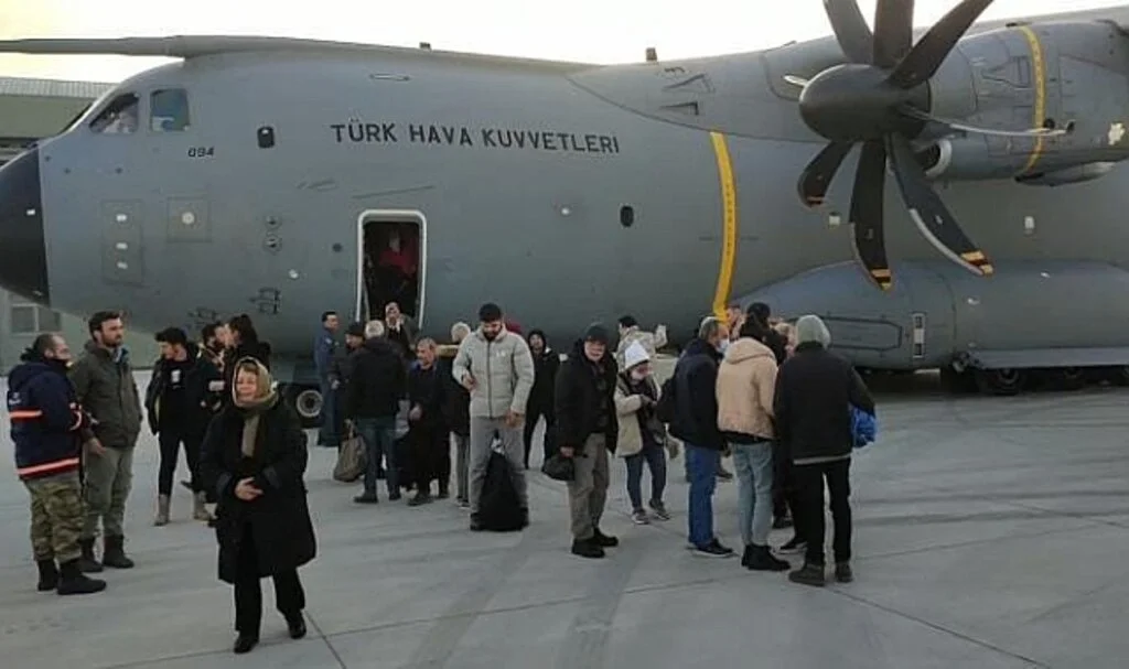 Adana’daki 255 kişi Türk Silahlı Kuvvetleri’ne ait uçakla İstanbul’a getirildi