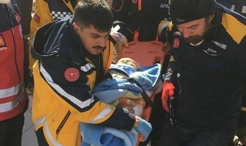 Adıyaman'da 6 Aylık Bebek 82 Saat Sonra Enkazdan Sağ Çıkarıldı