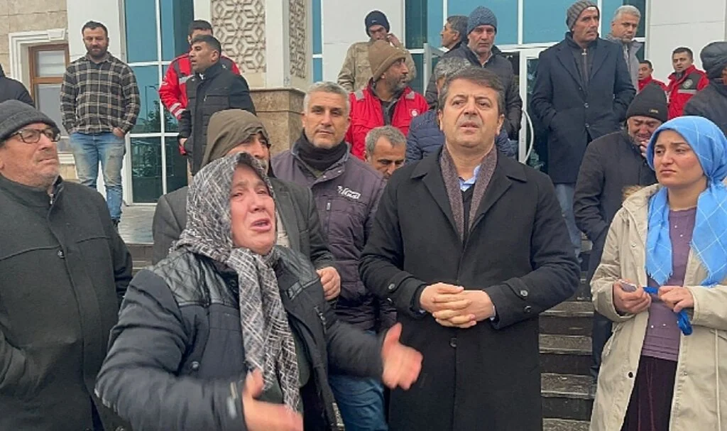 ‘Adıyaman’da Sağ Kalanlar Aç ve Donmak Üzere, Enkaz Altındakiler Hala Kurtarılmayı Bekliyor’
