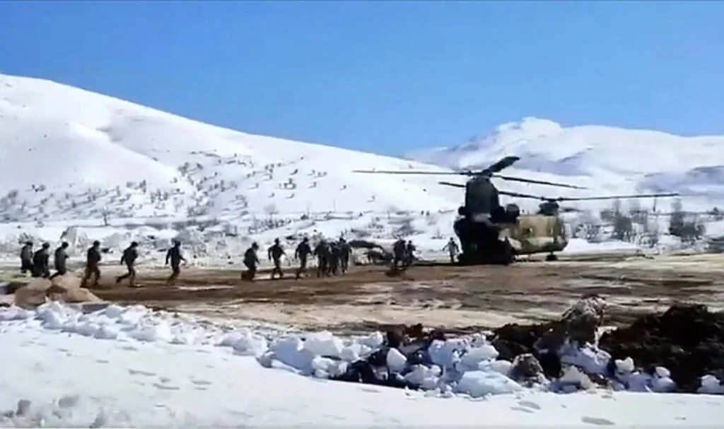 Adıyaman'ın Köylerindeki Depremzedelere Yardım Malzemeleri Askeri Helikopterle Ulaştırılıyor