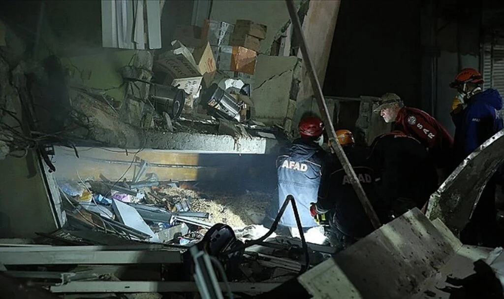 AFAD: Hatay Defne'de, Dünkü 6,4 Büyüklüğündeki Depremin Ardından 90 Artçı Meydana Geldi
