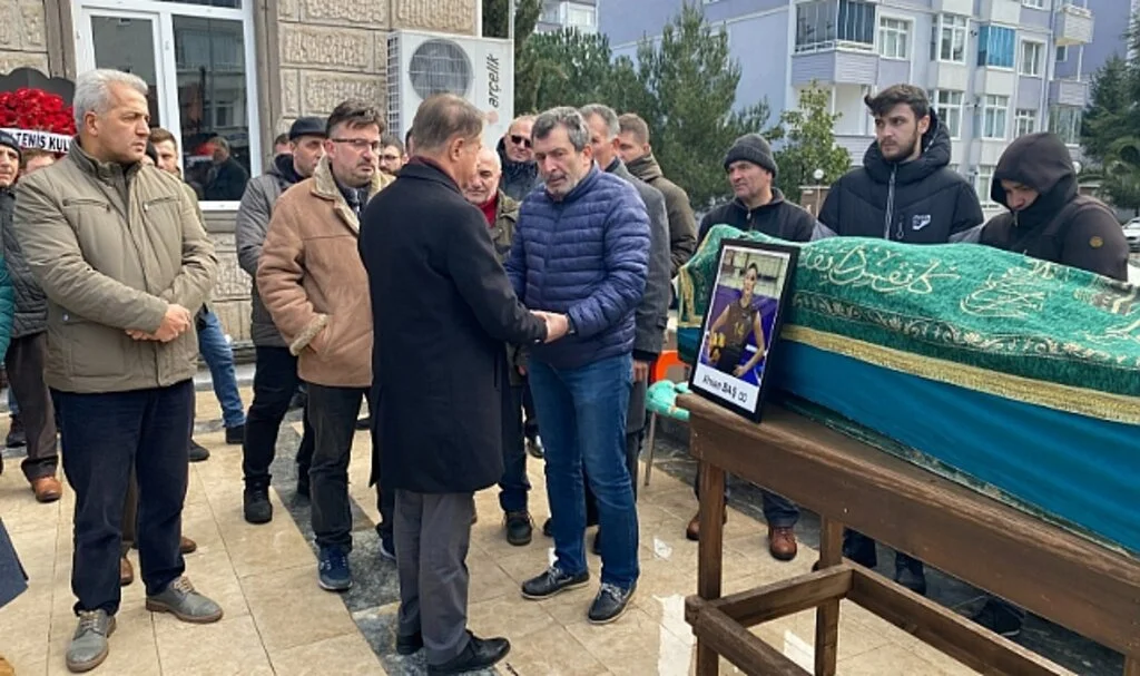 Ahsen Baş Toprağa Verildi