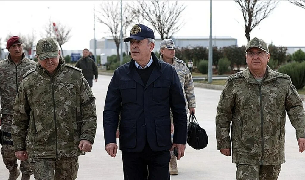 Akar'dan "depremin yaralarını sarmak için çalışan Mehmetçik terörle mücadelesini de sürdürüyor" mesajı