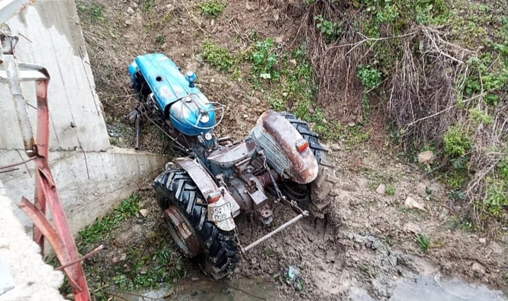 Alaçam'da Devrilen Traktörün Sürücüsü Yaralandı