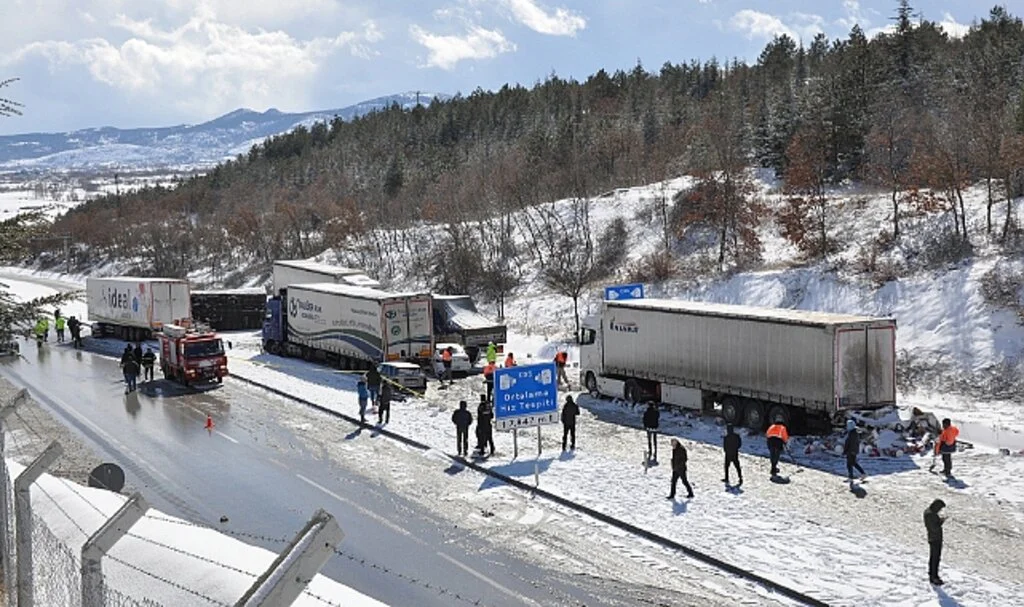 Amasya'da 6 Aracın Karıştığı Kaza Yüzünden Ulaşım Kontrollü Sağlanıyor