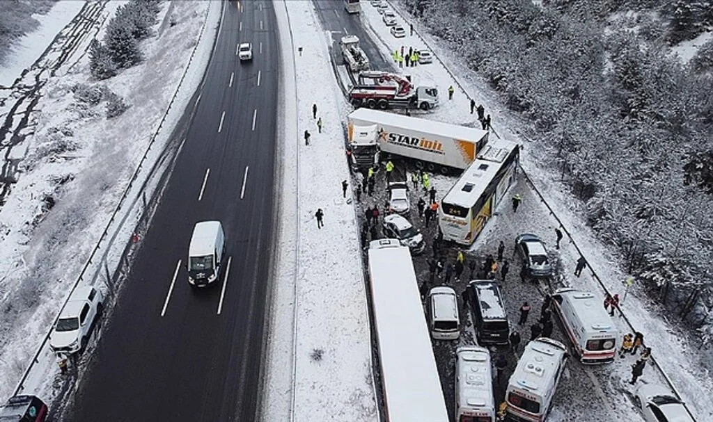 Anadolu Otoyolu'nun Bolu Kesiminde 6 Aracın Karıştığı Kazada 5 Kişi Yaralandı
