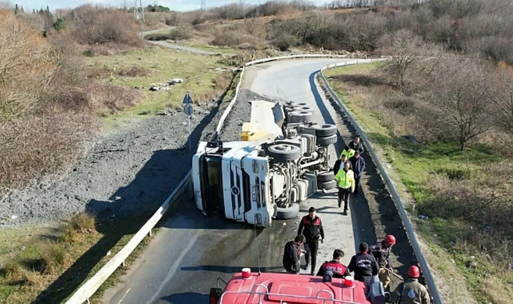 Arnavutköy’de Sürücüsünün Kontrolünden Çıkarak Devrilen Hafriyat Kamyonu Yolu Kapattı