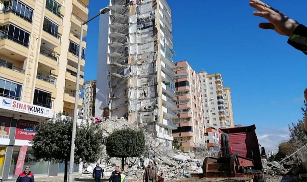 Artçı Depremde Binalar Yıkıldı