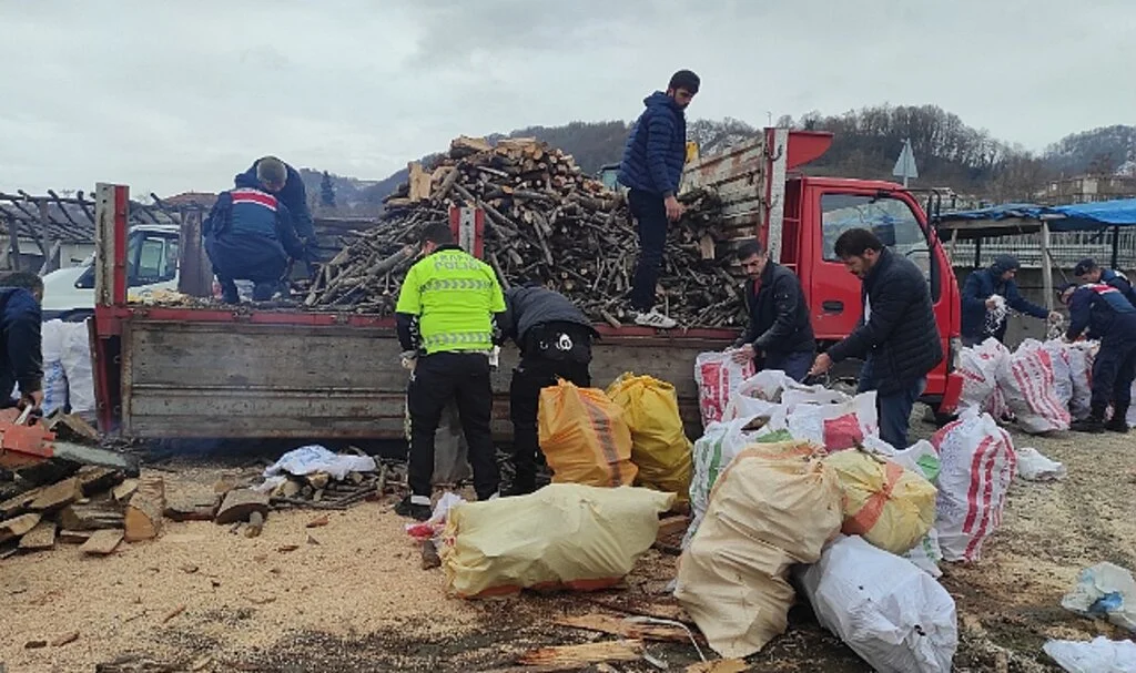 "Asrın Felaketi" Bölgesine Salıpazarı'ndan 200 Ton Yakacak Yardımı 