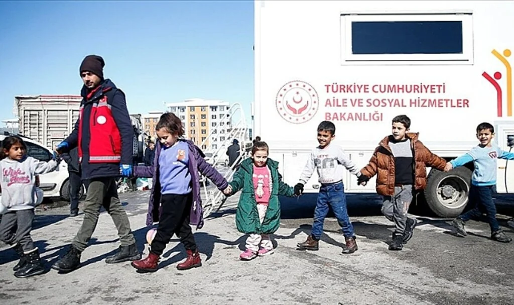 "Asrın Felaketi"ni Yaşayan Çocuklar Oyunlarla Depremin Acısını Unutmaya Çalışıyor