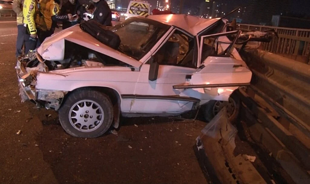 Ataşehir’de İki Araç Duraklama Yapan Otomobile Çarptı: 4 Yaralı
