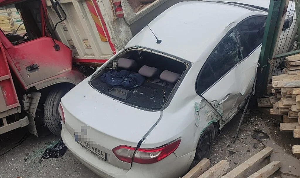Avcılar'da Freni Boşalan Kamyonun Altında Kalmaktan Son Anda Kurtuldular