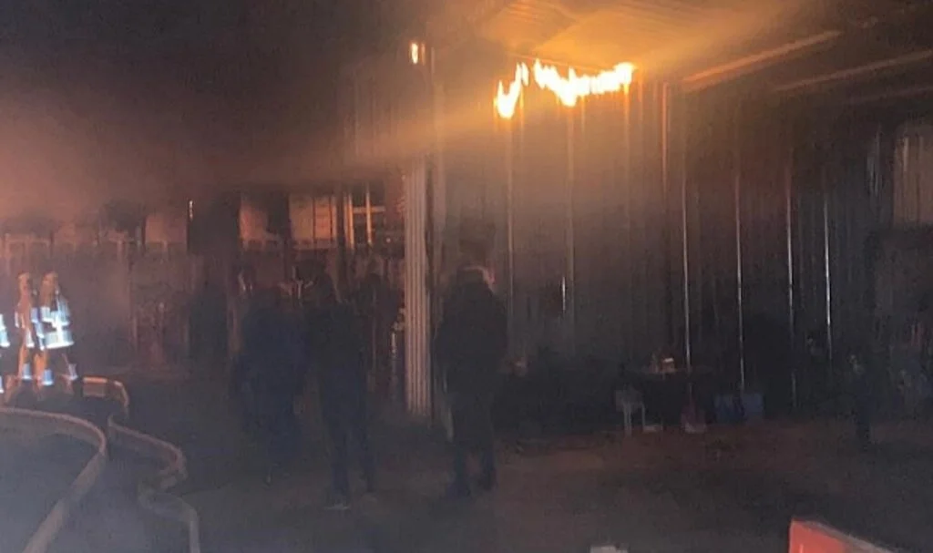Ayvalık’ta zirai aletler deposundaki yangın korkuttu