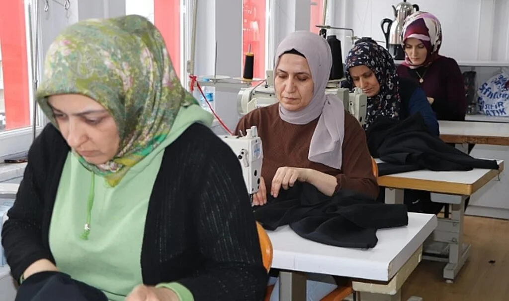 Samsun'da Bağışlanan Kumaşlarla Depremzedelere Kışlık Eşofman Takımı Üretiyorlar