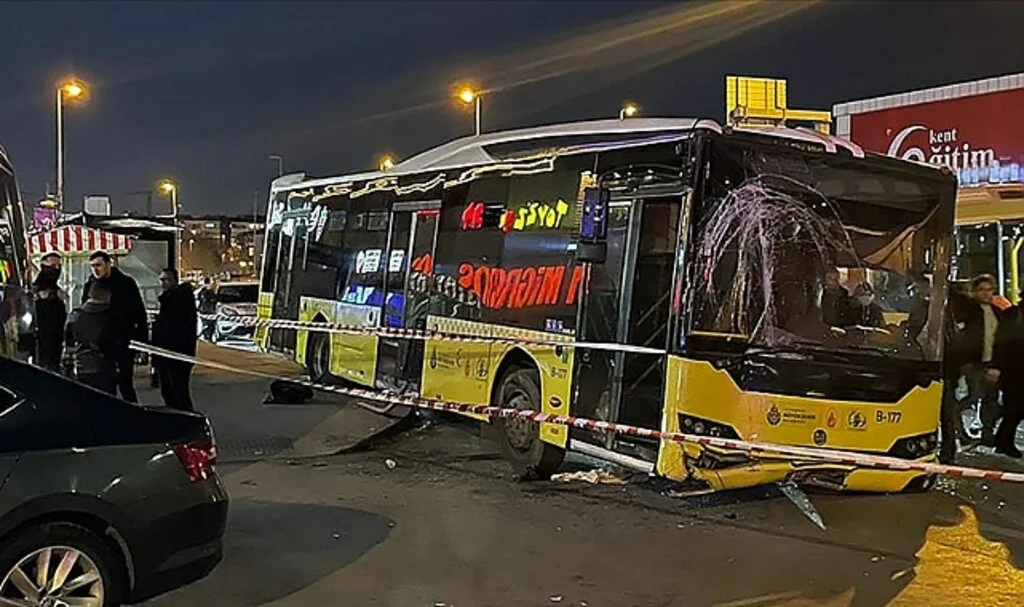 Bahçelievler'de İETT Otobüsü Durakta Bekleyen Yolculara ve Bir Minibüse Çarptı: 1 Ölü, 5 Yaralı