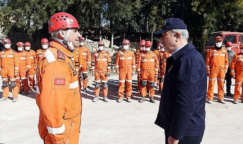 Bakan Akar'dan Enkazdan 326 Canı Çıkaran Mehmetçiğe Tebrik Ziyareti