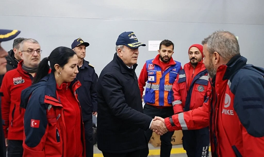 Bakan Akar, TCG Sancaktar’da Depremzedeleri Ziyaret Etti