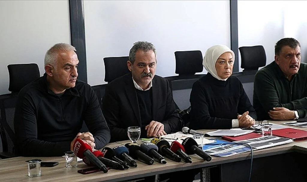 Bakan Özer: Deprem Bölgesindeki İllerden 5 Bin 836 Öğrencimiz Nakilini Başka İllerdeki Okullara Aldırdı