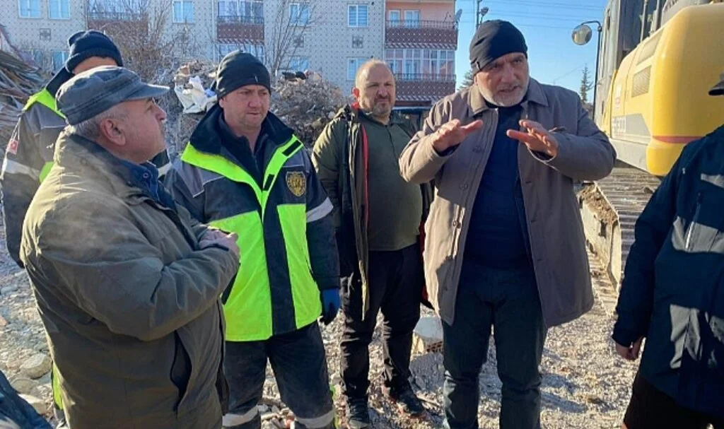Başkan İbrahim Sandıkçı Deprem Bölgesinde Sahada