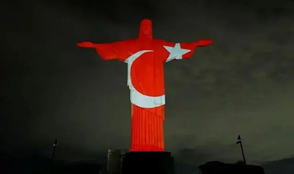 Brezilya’daki Kurtarıcı İsa Heykeline Türk bayrağı Yansıtıldı
