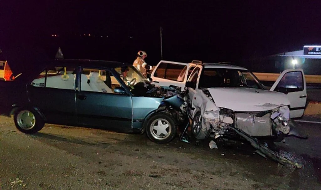  Bursa'da İki Otomobil Çarpıştı: 6 Yaralı