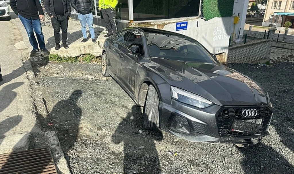 Çarşamba'da Dolmuşla Çarpışan Otomobilin Sürücüsü Yaralandı