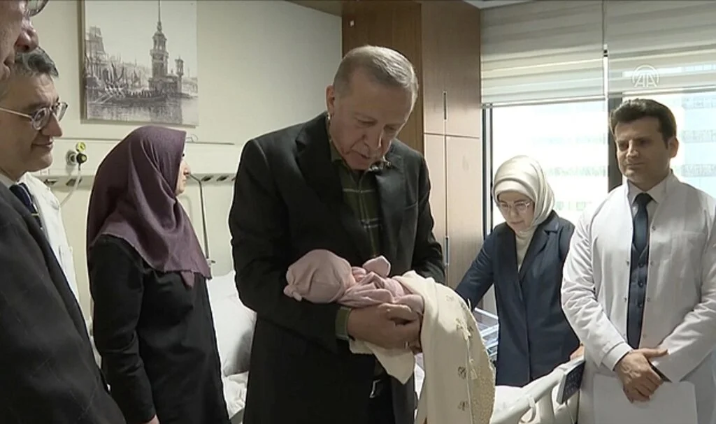 Cumhurbaşkanı Erdoğan, Depremzedenin Bebeğine 'Ayşe Betül' İsmini Verdi