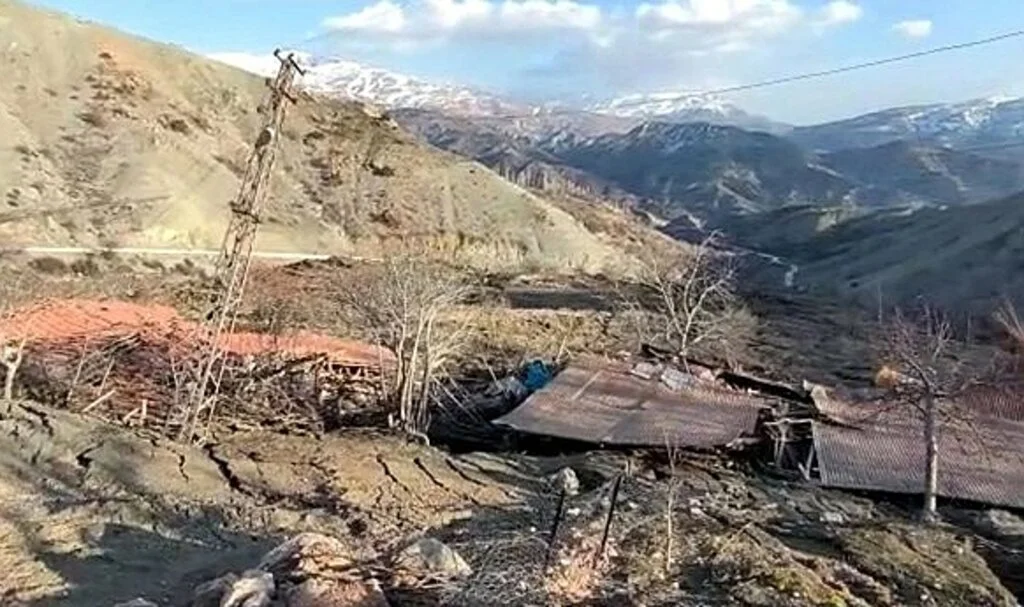 Deprem bölgesi Malatya'da Heyelan, Bir Mezrayı Yuttu