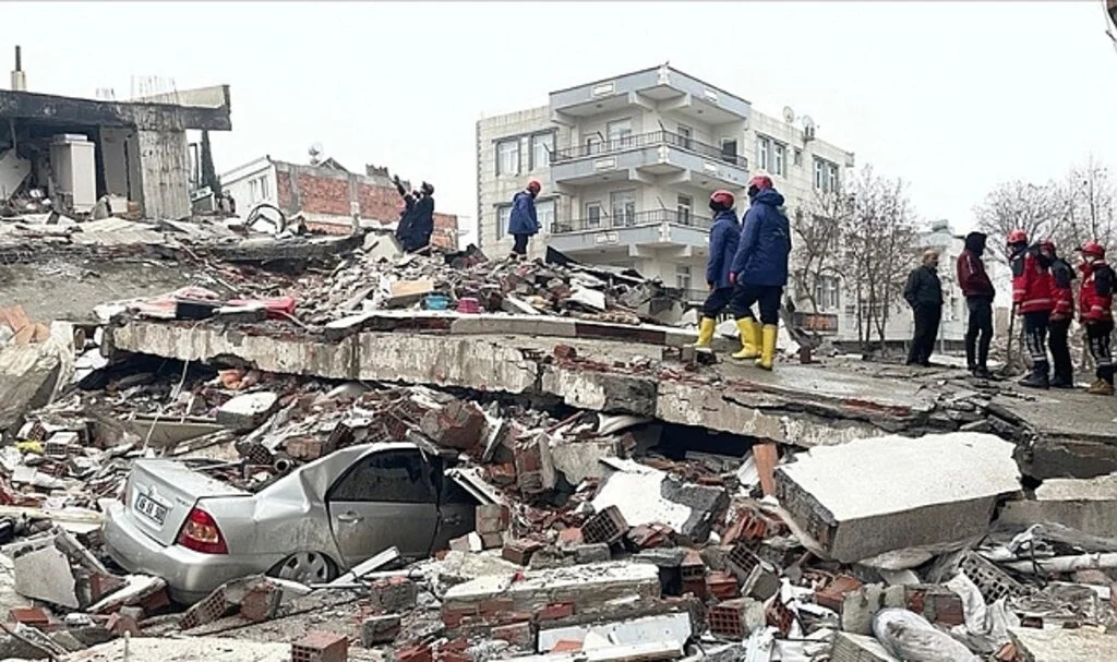Deprem Bölgesinde Arama Kurtarma Çalışmaları Sürüyor